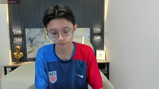 SantiagoRusso18 online show from October 19, 2025, 1:03 pm