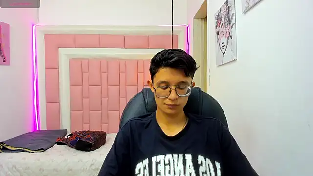 SantiagoRusso18 online show from February 26, 2026, 2:06 pm