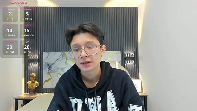 Snapshot of SantiagoRusso18 chatting on October 20, 2025, 12:38 pm SantiagoRusso18 online show from October 20, 2025, 12:38 pm