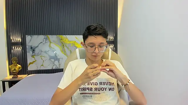 Snapshot of SantiagoRusso18 chatting on September 20, 2025, 1:05 pm SantiagoRusso18 online show from September 20, 2025, 1:05 pm