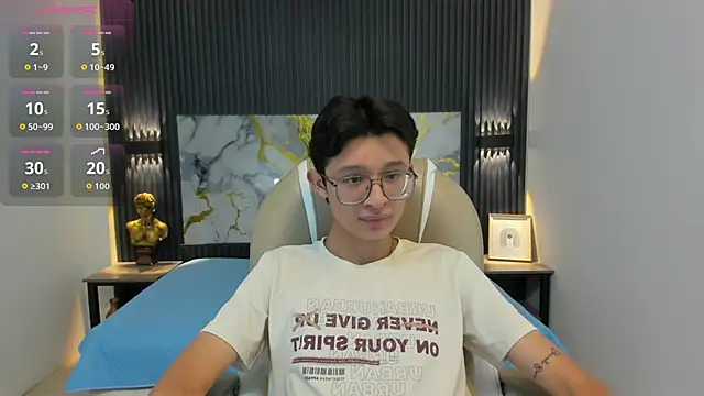 SantiagoRusso18 online show from October 24, 2025, 12:04 pm