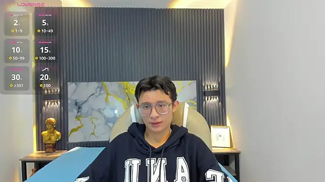 Snapshot of SantiagoRusso18 chatting on October 25, 2025, 12:04 pm SantiagoRusso18 online show from October 25, 2025, 12:04 pm