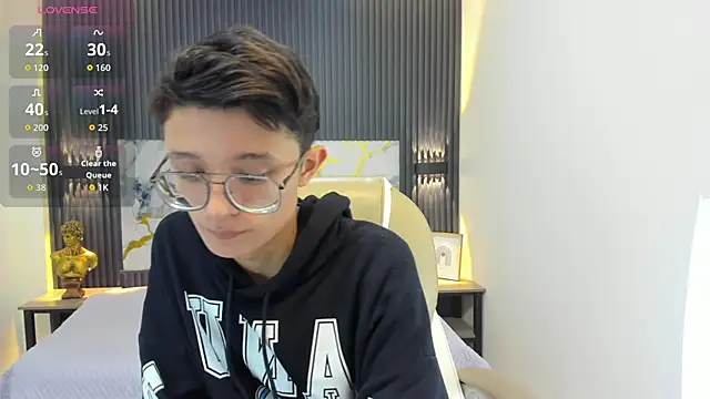 SantiagoRusso18 online show from September 21, 2025, 1:05 pm