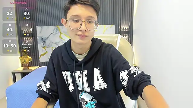 SantiagoRusso18 online show from September 29, 2025, 12:33 pm