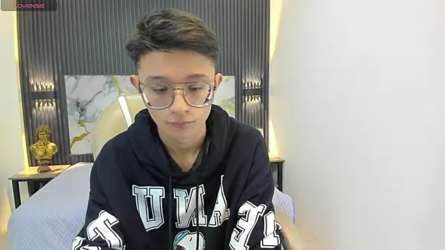 SantiagoRusso18 online show from September 10, 2025, 12:37 pm