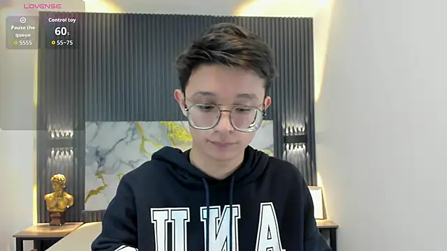 SantiagoRusso18 online show from October 10, 2025, 12:39 pm