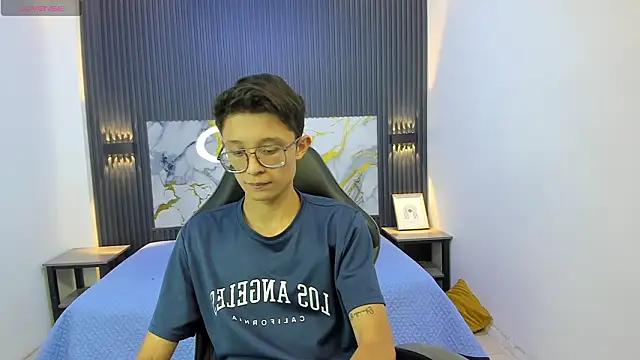 SantiagoRusso18 online show from February 27, 2026, 7:35 pm