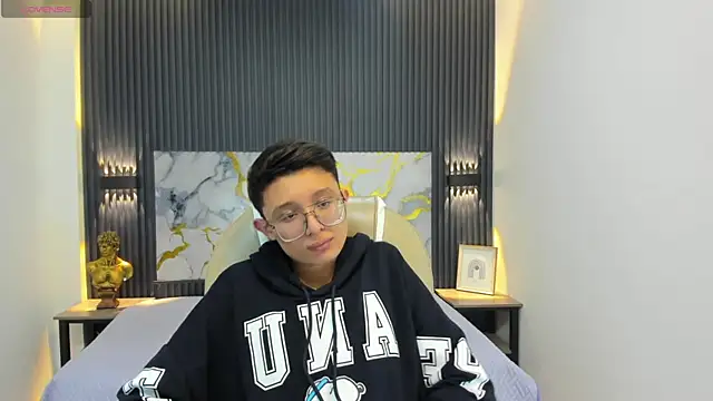 Snapshot of SantiagoRusso18 chatting on September 22, 2025, 12:22 pm SantiagoRusso18 online show from September 22, 2025, 12:22 pm