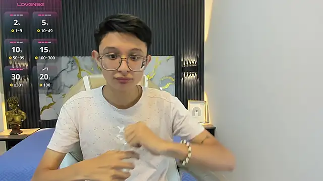 Snapshot of SantiagoRusso18 chatting on September 30, 2025, 12:33 pm SantiagoRusso18 online show from September 30, 2025, 12:33 pm