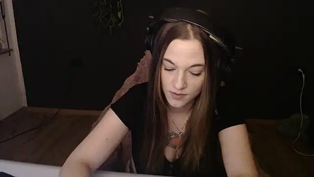 Luna Lynn online show from December 17, 2025, 7:19 pm