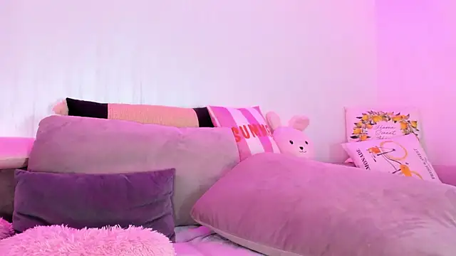 RileyNox online show from April 15, 2026, 4:07 am