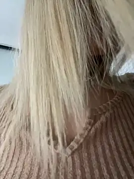 Ella Vee online show from November 10, 2025, 8:41 am