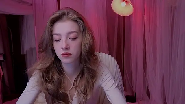 Snapshot of AstraMist chatting on November 17, 2025, 5:44 am AstraMist online show from November 17, 2025, 5:44 am