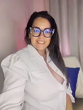 Nicoleefaith  online show from April 15, 2026, 6:56 pm