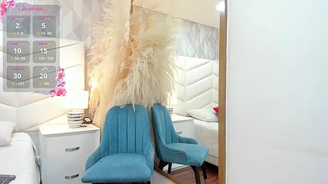 Nina Ford  online show from December 2, 2025, 8:43 pm