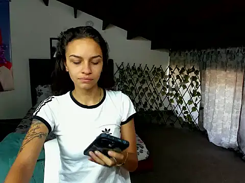 Snapshot of Skylovershot chatting on November 25, 2025, 1:44 pm Skylovershot online show from November 25, 2025, 1:44 pm