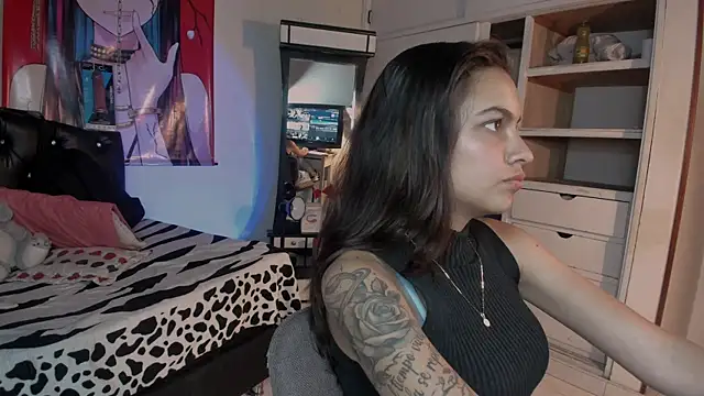 Snapshot of Skylovershot chatting on October 22, 2025, 7:35 pm Skylovershot online show from October 22, 2025, 7:35 pm