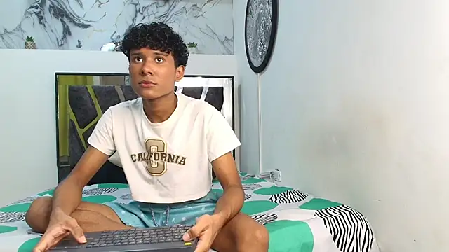 LONDON BOYS1 online show from November 26, 2025, 2:33 am