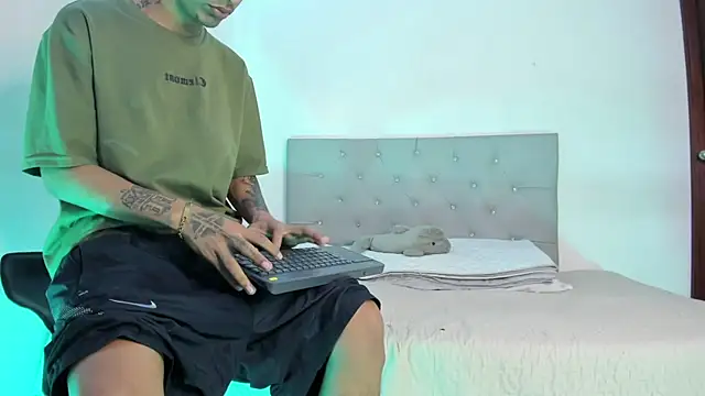 Snapshot of twinkDuohot chatting on October 16, 2025, 4:10 am twinkDuohot online show from October 16, 2025, 4:10 am