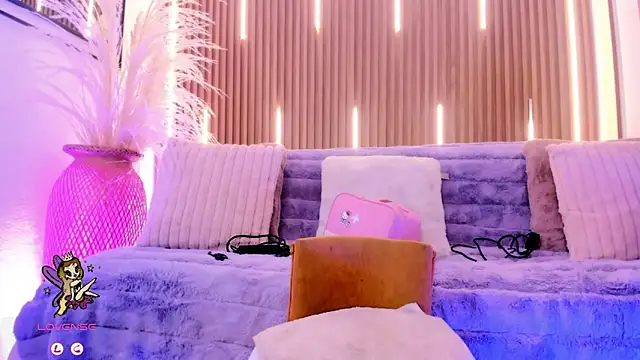 ArianaSantana online show from November 24, 2025, 12:49 pm