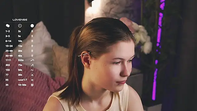 Snapshot of LynHillaire chatting on May 3, 2026, 12:42 pm LynHillaire online show from May 3, 2026, 12:42 pm