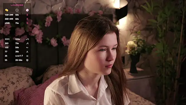 Snapshot of LynHillaire chatting on June 3, 2026, 12:17 pm LynHillaire online show from June 3, 2026, 12:17 pm