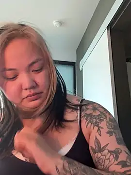 violet lin online show from April 12, 2026, 7:28 pm