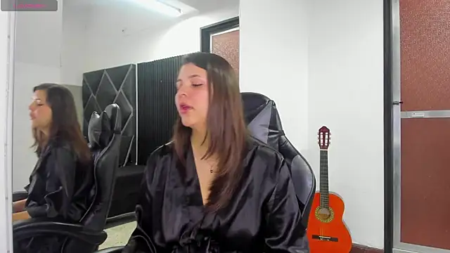 Snapshot of Charlotte-Star chatting on October 10, 2025, 8:20 pm Charlotte-Star online show from October 10, 2025, 8:20 pm