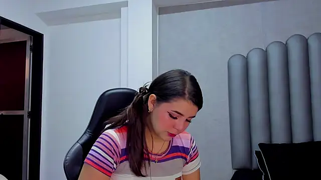 Snapshot of Charlotte-Star chatting on November 26, 2025, 7:47 pm Charlotte-Star online show from November 26, 2025, 7:47 pm