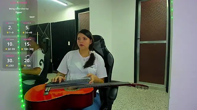 Snapshot of Charlotte-Star chatting on October 2, 2025, 8:23 pm Charlotte-Star online show from October 2, 2025, 8:23 pm