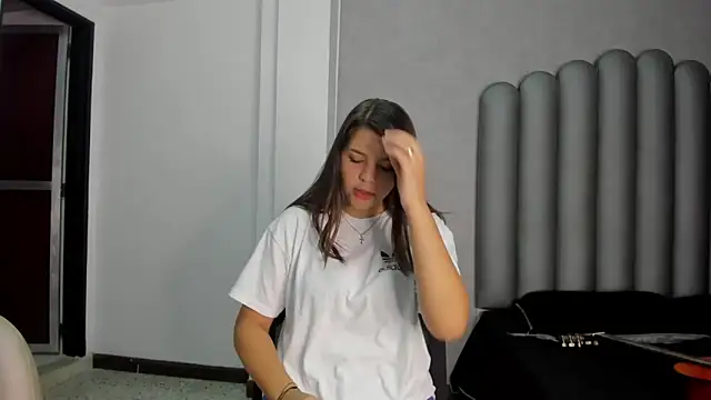 Snapshot of Charlotte-Star chatting on November 11, 2025, 10:37 pm Charlotte-Star online show from November 11, 2025, 10:37 pm