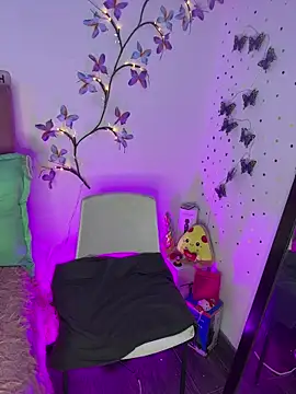 LindaWz  online show from April 10, 2026, 3:46 am