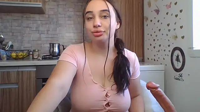 curvybombb online show from July 14, 2026, 8:19 am