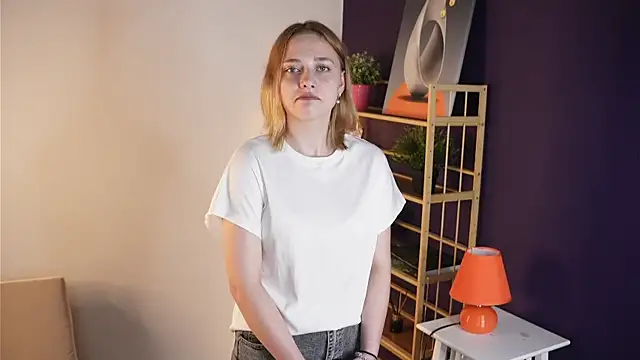 Snapshot of HollieCollelo chatting on September 9, 2025, 4:00 am HollieCollelo online show from September 9, 2025, 4:00 am