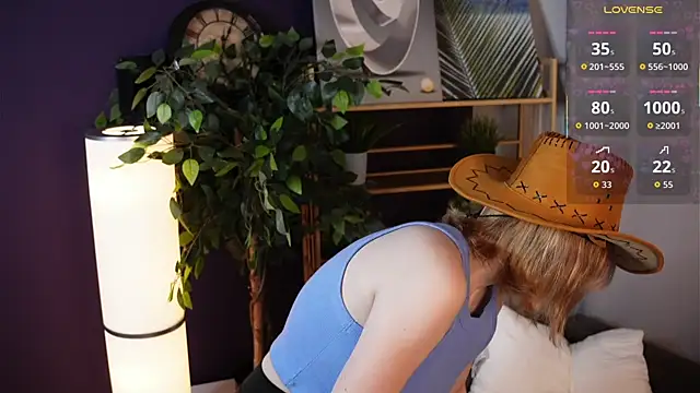 Snapshot of HollieCollelo chatting on October 4, 2025, 3:08 am HollieCollelo online show from October 4, 2025, 3:08 am