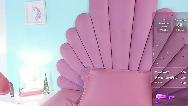 emma clarke  online show from December 18, 2025, 4:06 am