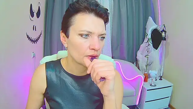 Snapshot of AvaSaturnian chatting on November 6, 2025, 7:34 am AvaSaturnian online show from November 6, 2025, 7:34 am