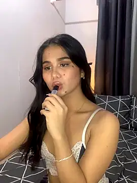 AngelHille online show from October 4, 2025, 3:46 pm