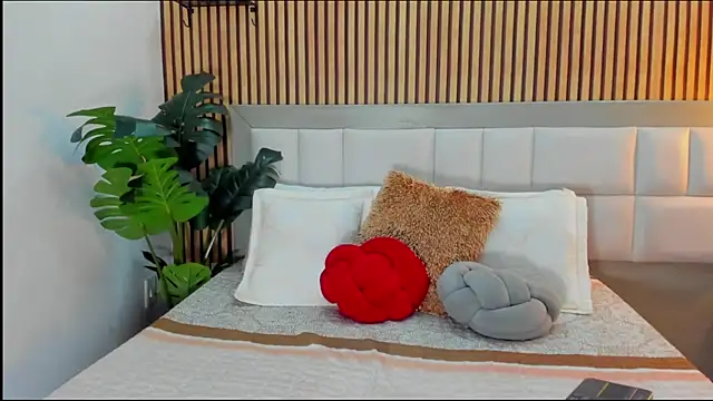 Roseaurora online show from March 2, 2026, 1:07 pm