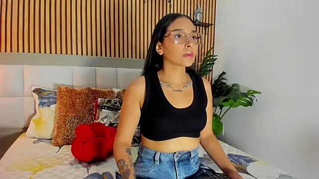 Roseaurora online show from September 18, 2025, 11:46 am