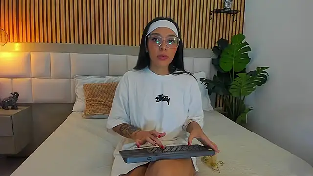 Roseaurora online show from November 10, 2025, 12:32 pm