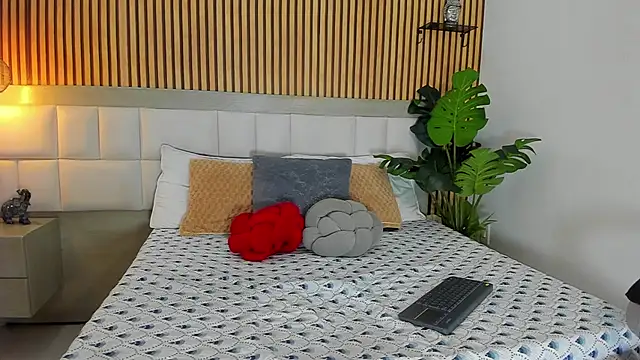 Roseaurora online show from October 25, 2025, 12:39 pm