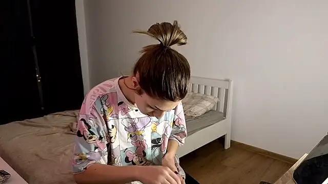 crystalxx18 online show from November 28, 2025, 3:39 am