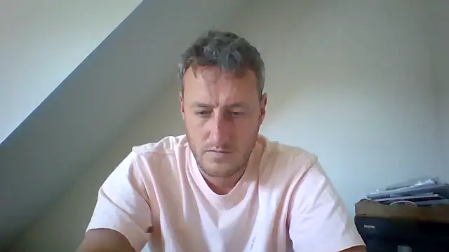 Snapshot of Londonlad818 chatting on August 5, 2026, 11:48 am Londonlad818 online show from August 5, 2026, 11:48 am