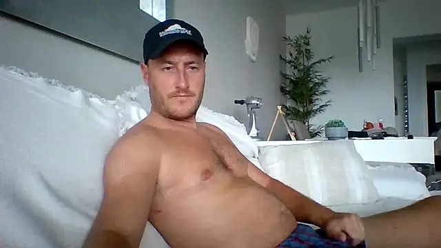 Snapshot of Londonlad818 chatting on October 28, 2025, 3:33 pm Londonlad818 online show from October 28, 2025, 3:33 pm