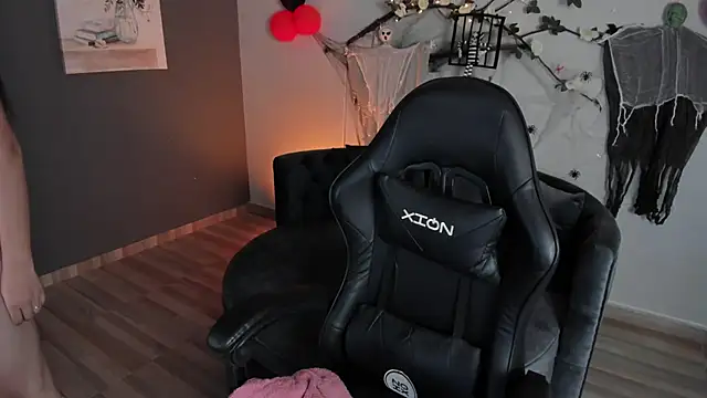 jasmincollin  online show from October 15, 2025, 2:32 am