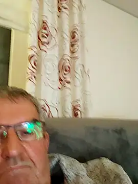 Oldmenhot66 online show from November 5, 2025, 6:33 pm