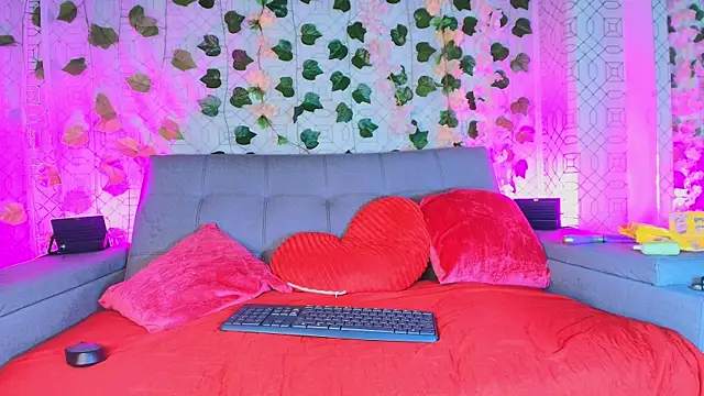 collet 1 online show from September 15, 2025, 12:05 pm