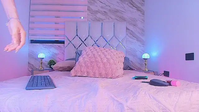 collet 1 online show from November 20, 2025, 12:06 pm