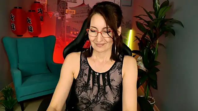 Snapshot of UnaTerra chatting on October 6, 2025, 9:21 am UnaTerra online show from October 6, 2025, 9:21 am